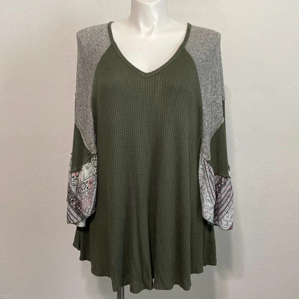 Hummingbird Olive/White/Gray Mixed Media Bandana Raglan V-Neck Oversized Top S